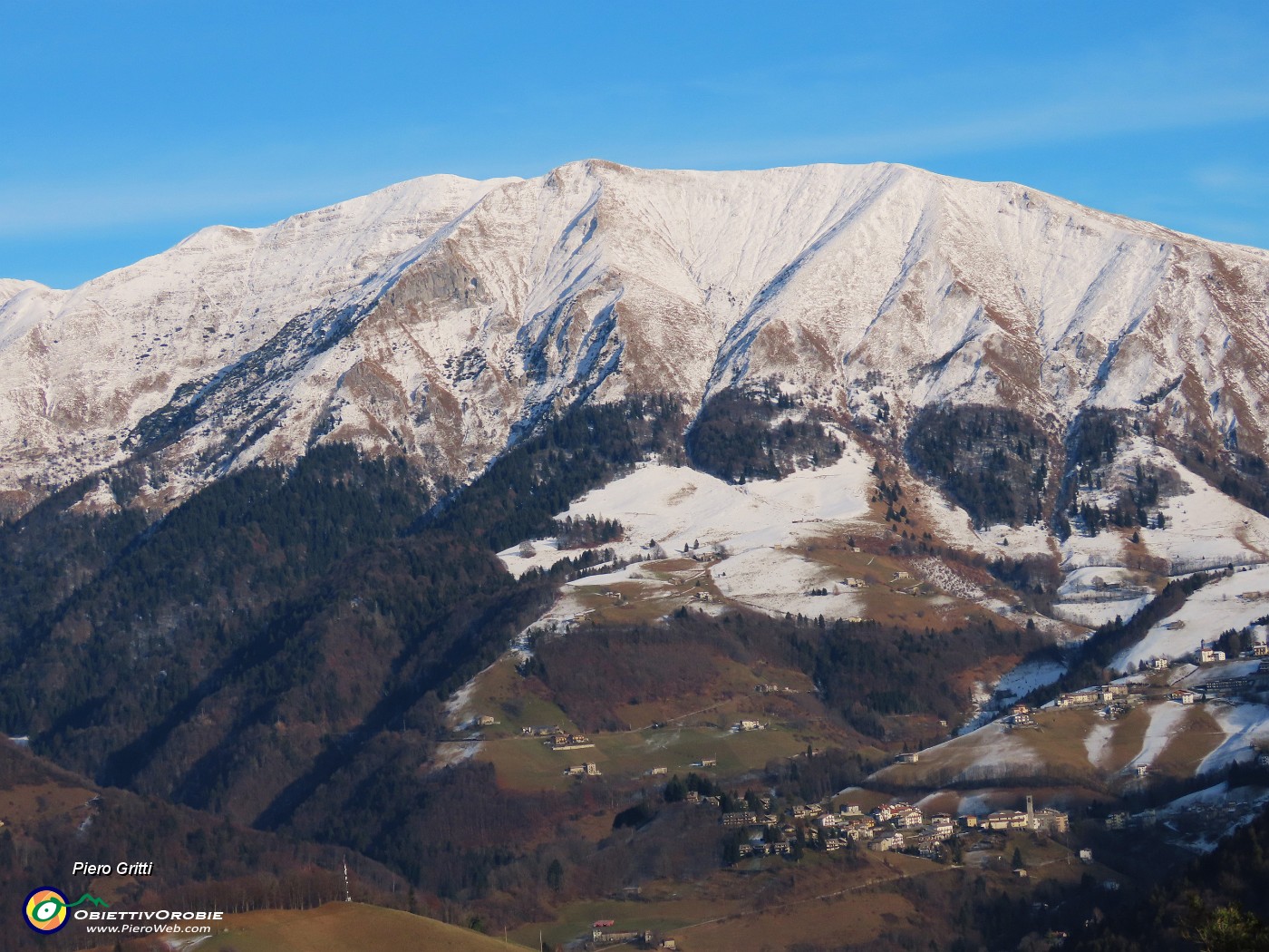 28 Zoom su Cima Grem (2049 m).JPG